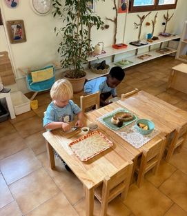 Enfants dans la classe du Jardin des Graines