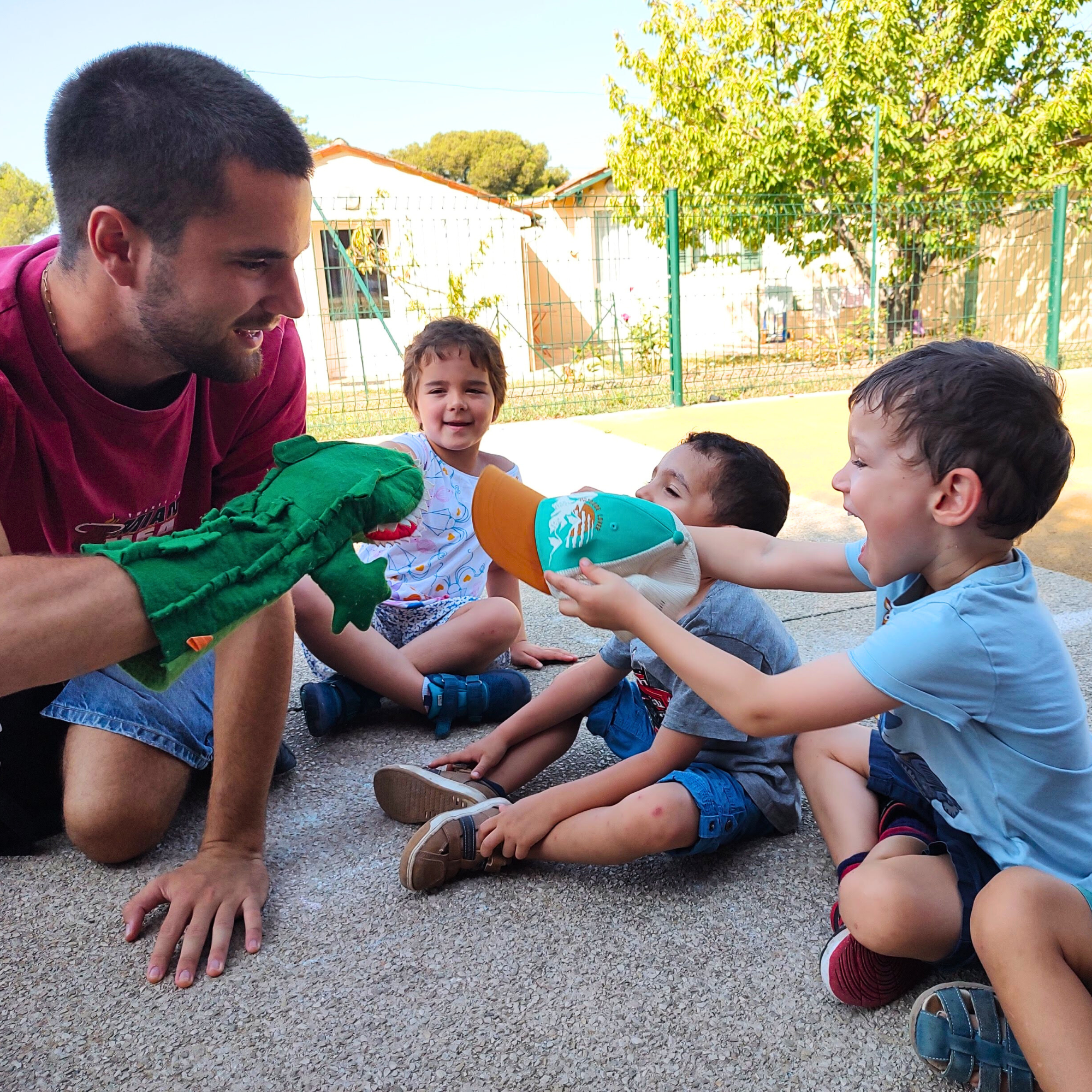 Enfants en stage de vacances Montessori bilingue